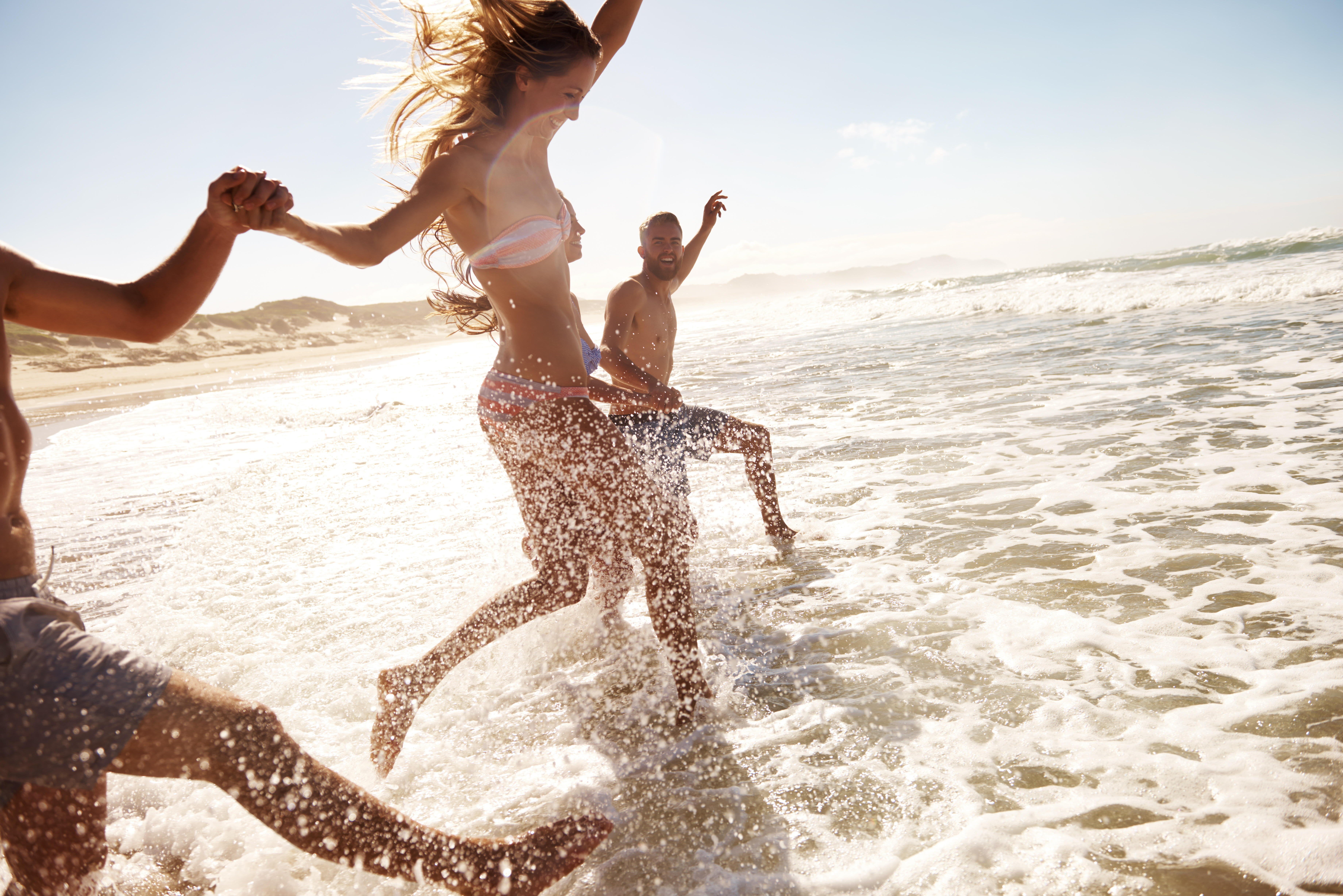 Пары купаются. Веселье на пляже. Пляж море люди. Лето пляж люди. Море радость.