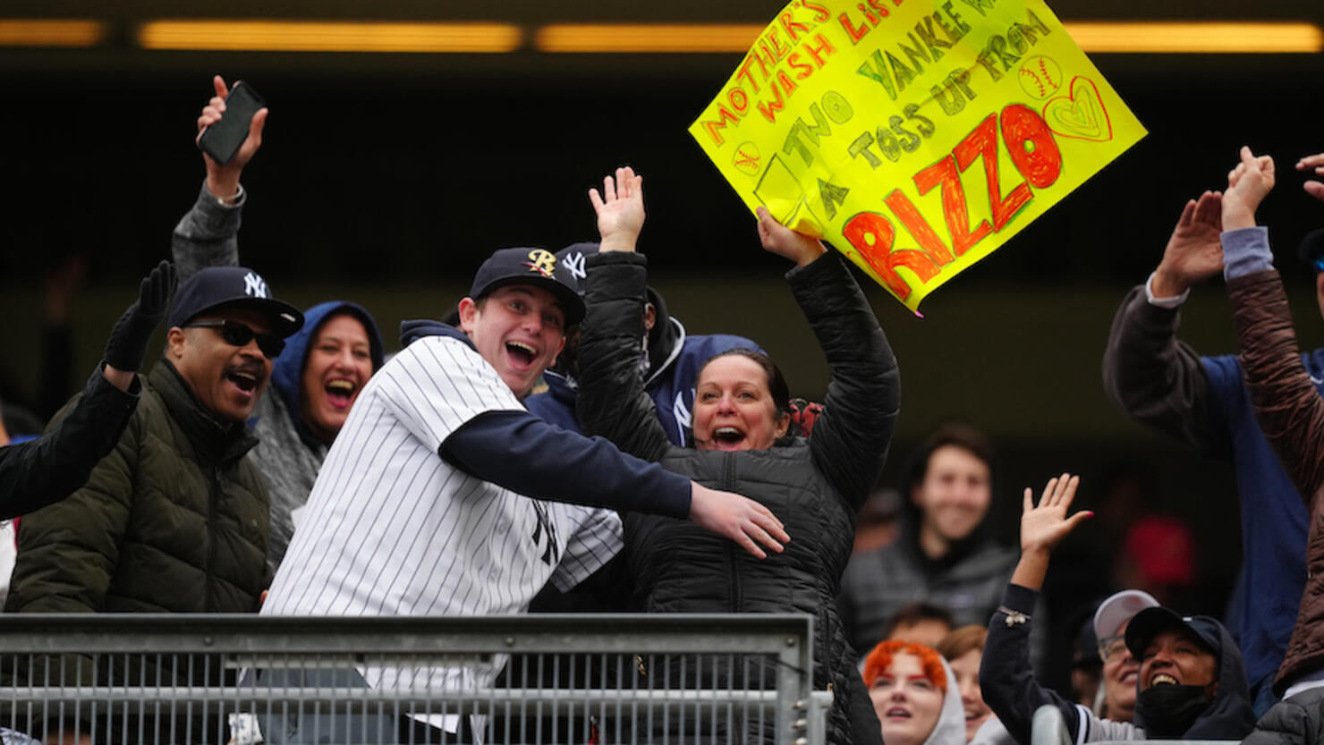 Video: A Yankees fan drank a beer through a hot dog straw