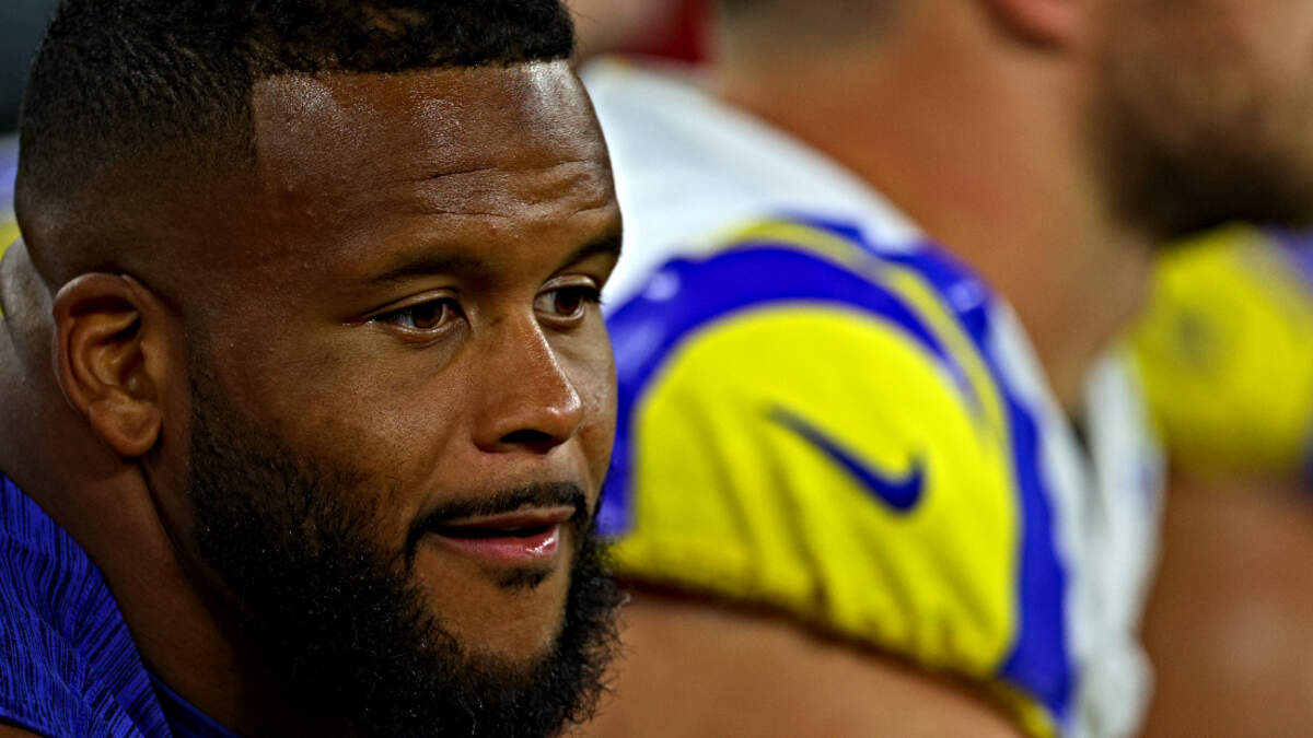 Aaron Donald fight: Rams DL swings two helmets at Bengals players