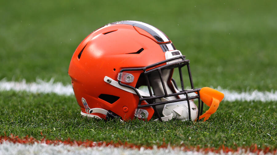 Internet Thinks Browns Player Had Weed Bag On Sideline - Here's What It Was