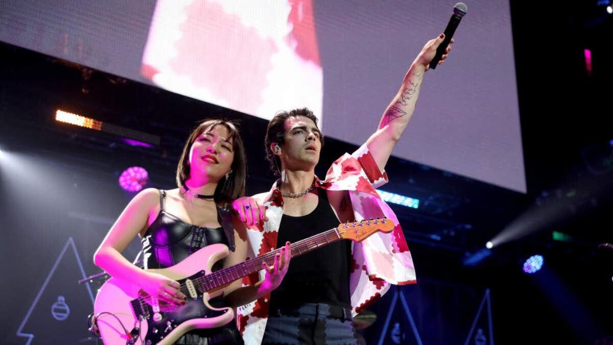 Joe Jonas Covers Hilary Duff's Clean' To Bring Back Lizzie