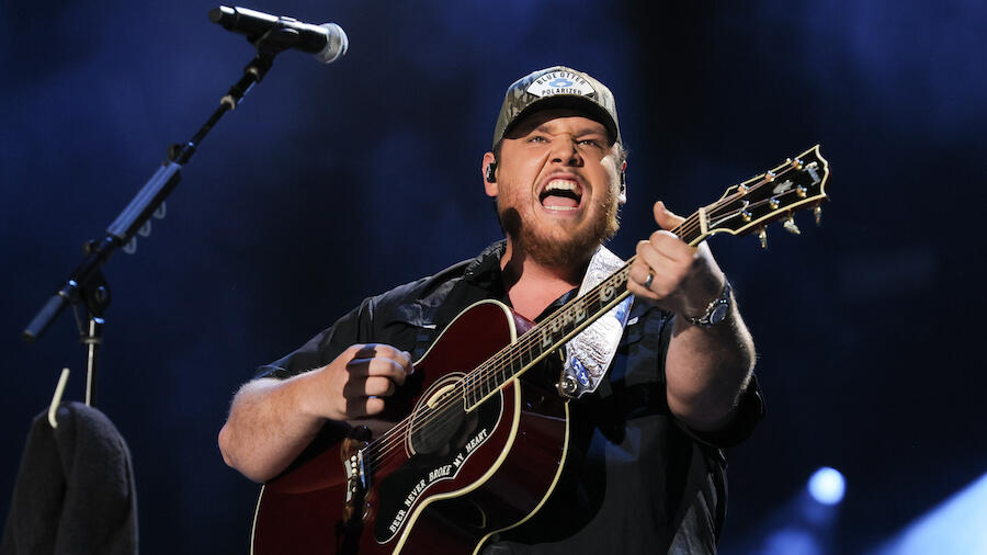 luke-combs-announced-as-college-gameday-week-3-celeb-guest-picker