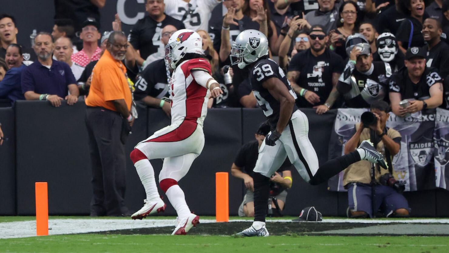 Las Vegas police investigating after fan hits Arizona QB following game  against Raiders