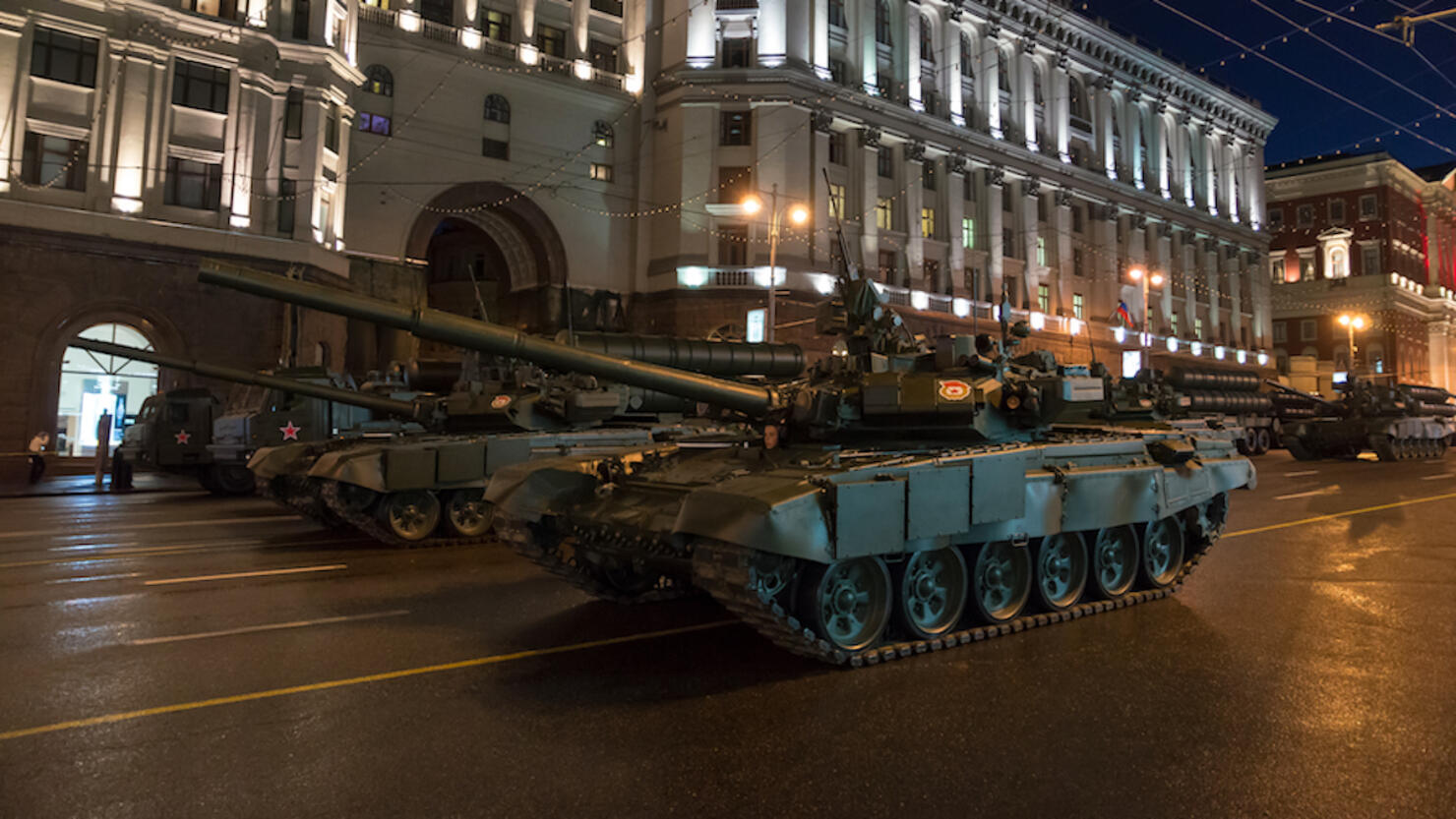T-90 tanks, Russian battle tanks on the streets of Moscow, Russia