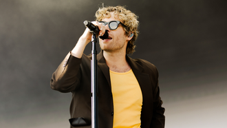 Fans Scream Along To 5SOS Lyrics During Compelling Set & It's A Must See 