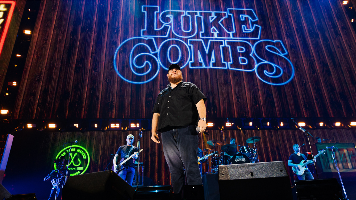 Luke Combs Pitches Solo Cup Filled With Beer Into The Crowd In Las