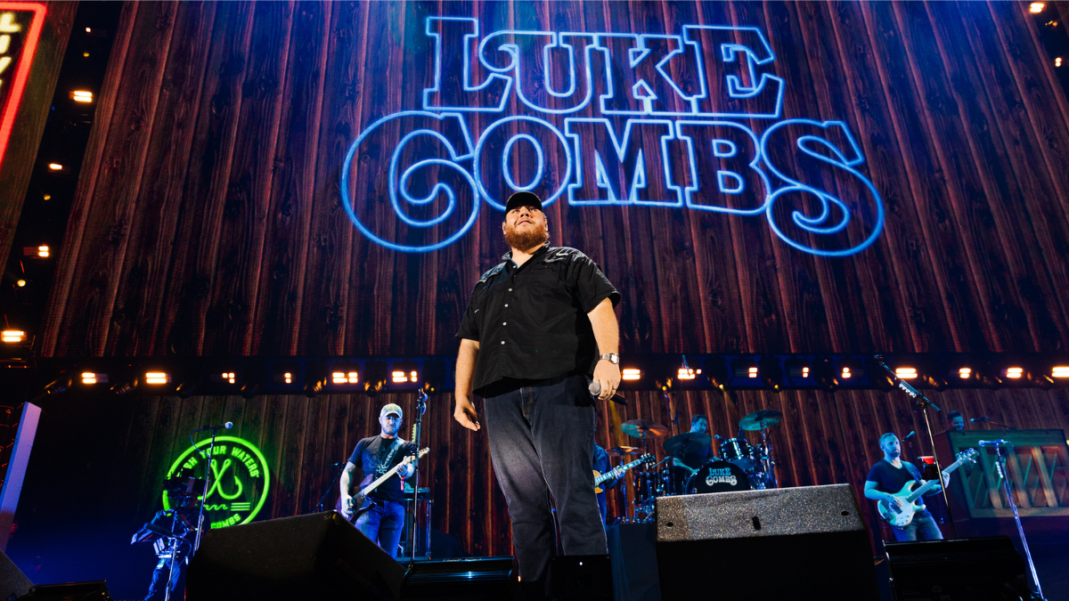 Luke Combs Pitches Solo Cup Filled With Beer Into The Crowd In Las Vegas