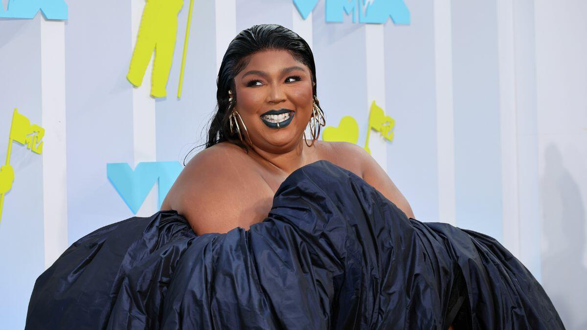 Lizzo Meets Her New Wax Figure: 'A Twosome with Lizzo