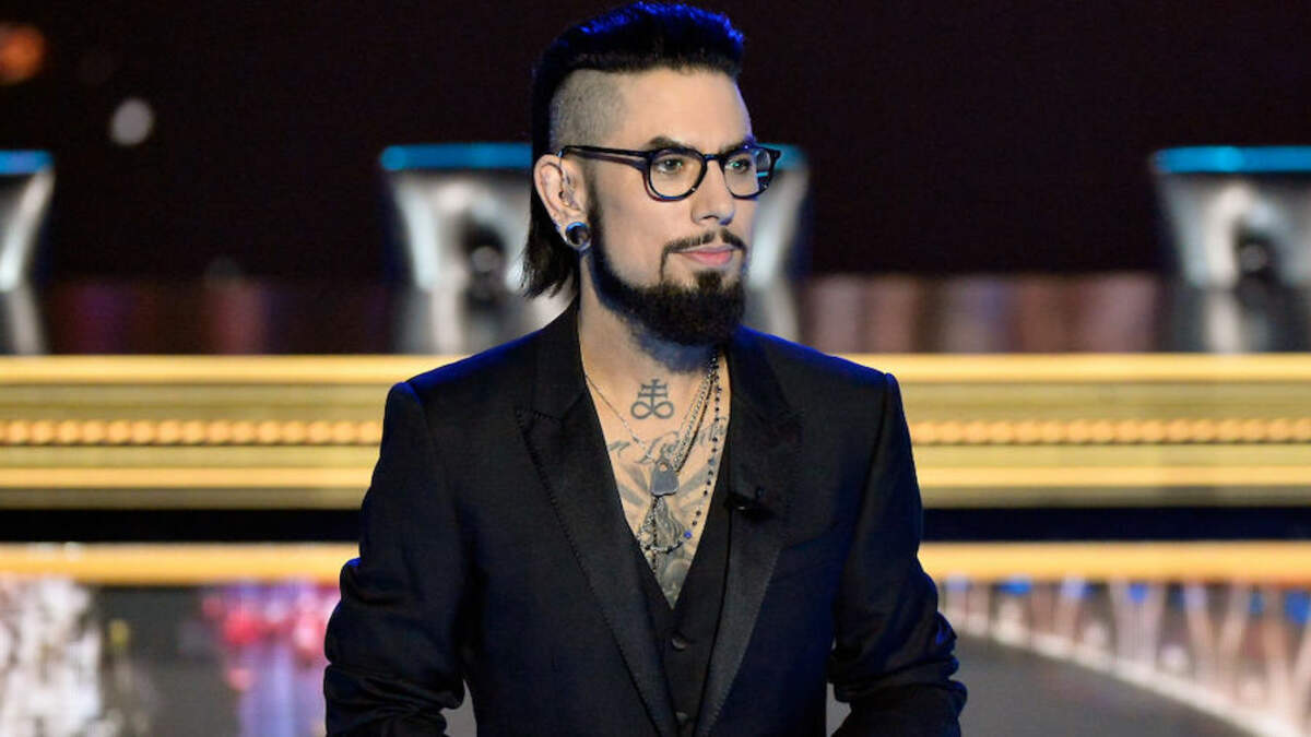 Exclusive!! Dave Navarro enjoys a cigarette before catching a