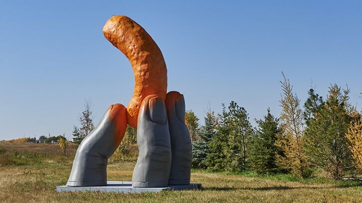 Enormous Statue Celebrating Cheetos' Orange Dust Unveiled in Canadian Hamlet
