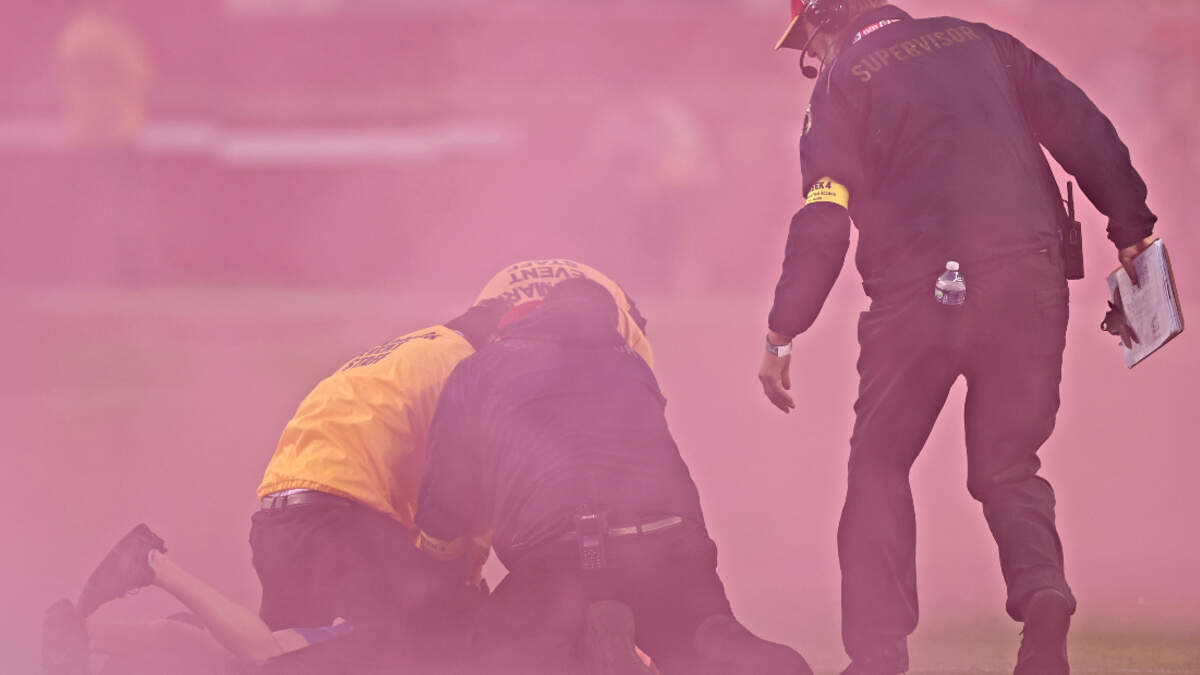 Los Angeles Rams' Bobby Wagner, Takkarist McKinley handle fan who gets onto  field during Monday Night Football - ESPN