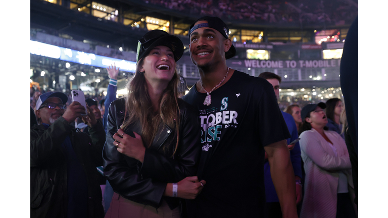 Julio Rodriguez Gay Rumors Debunked: He's Dating Soccer Star Jordyn Huitema  Rallshe