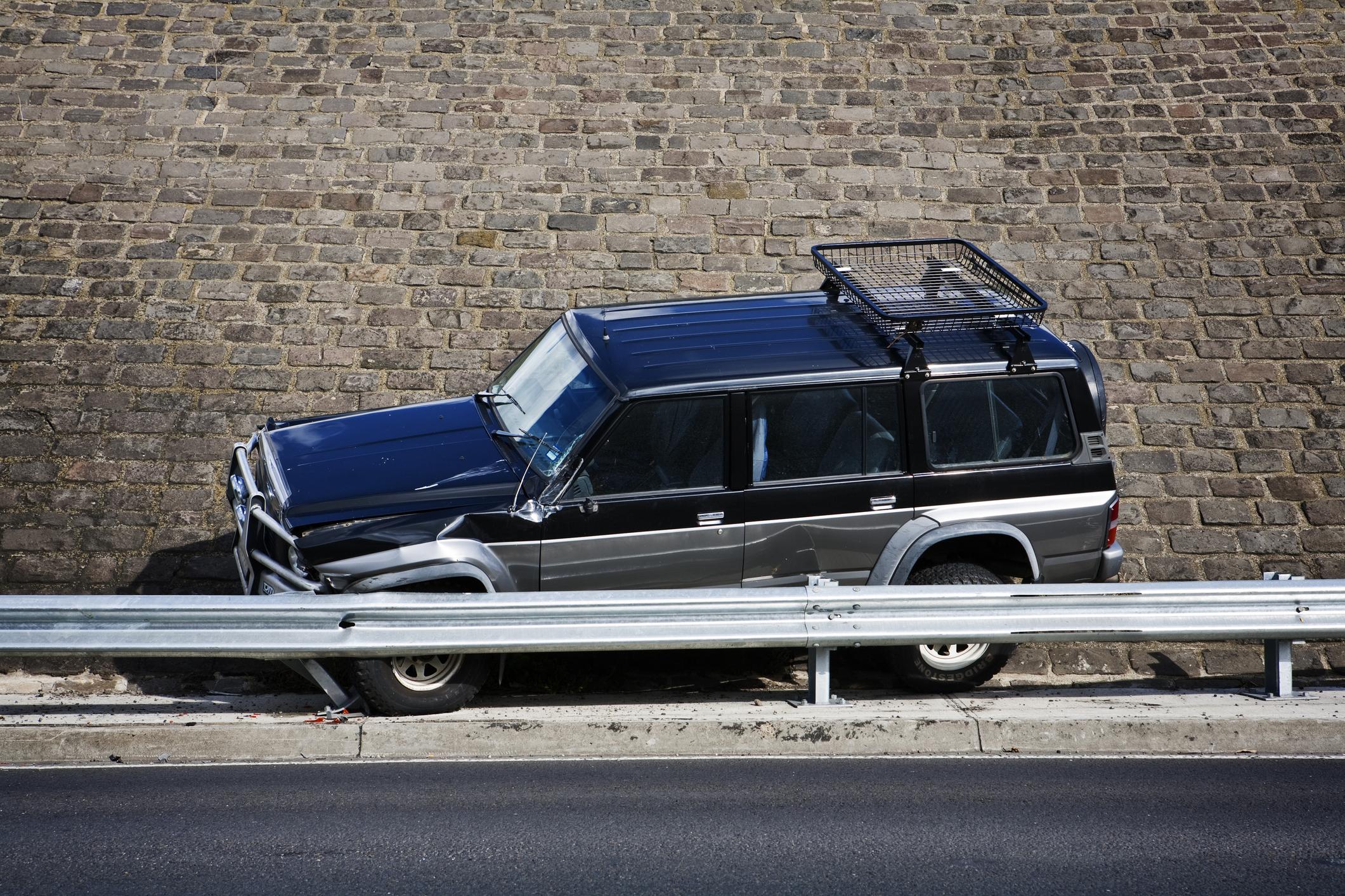 Robbery Suspects Crash Hummer Into a Liquor Store | iHeart