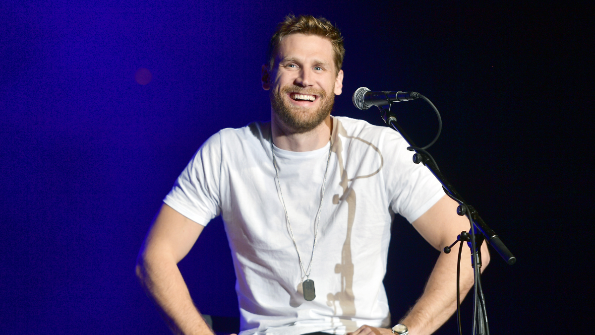 Chase Rice rend hommage à son défunt père avec le début de la chanson “Raw”