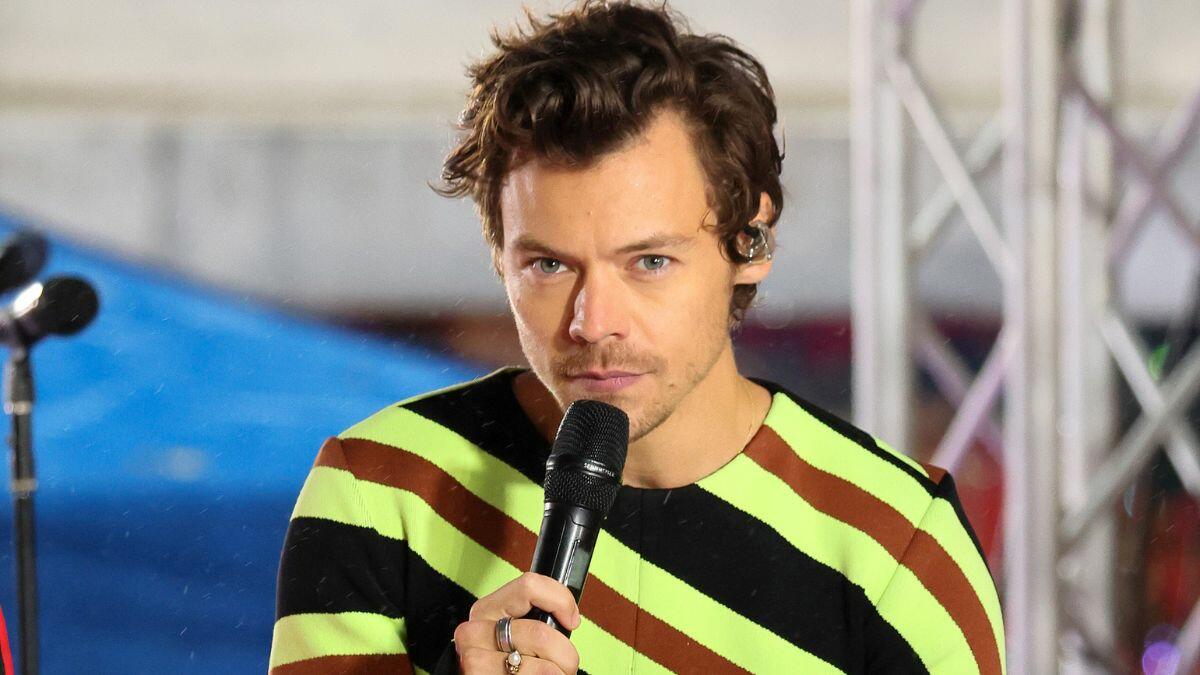 Harry Styles Gets Hit In The Groin By A Bottle Thrown On Stage | iHeart