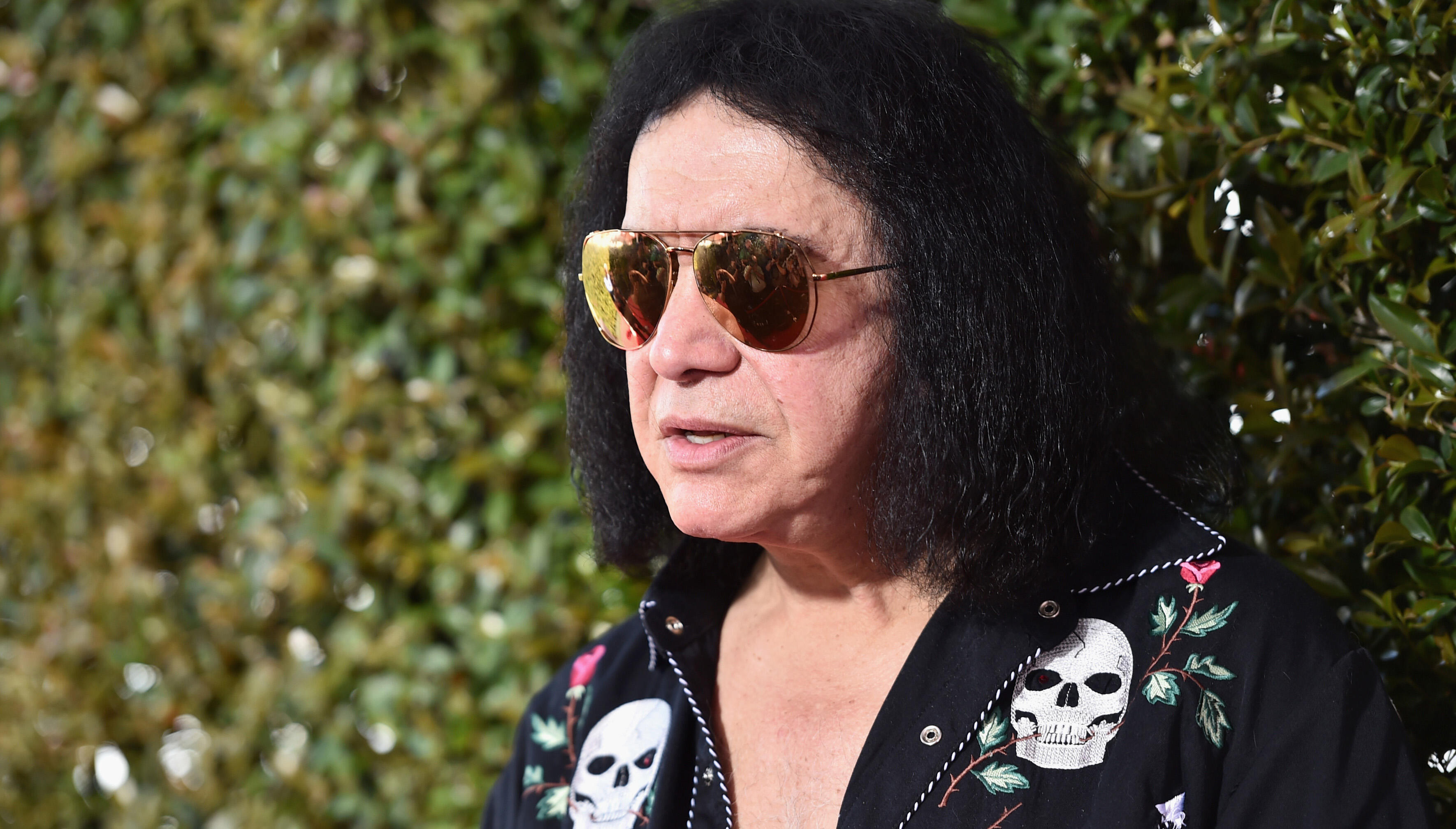 Джин симмонс музыкант. Gene Simmons 2022. Джин Симмонс музыкант с женщинами.