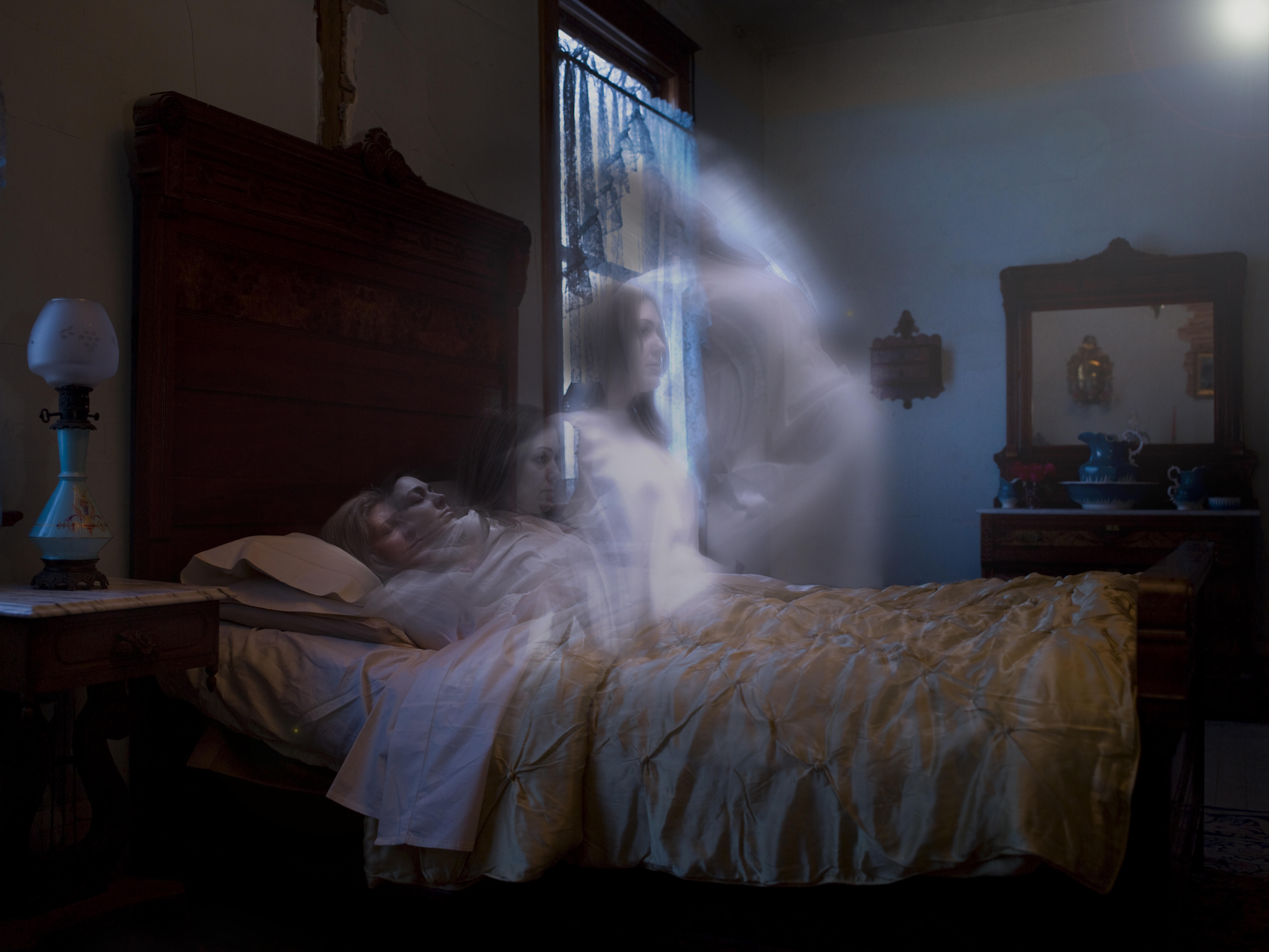 Сон видеть духов. Призраки после смерти человека. Дух человека после смерти. Духи призраки привидения.
