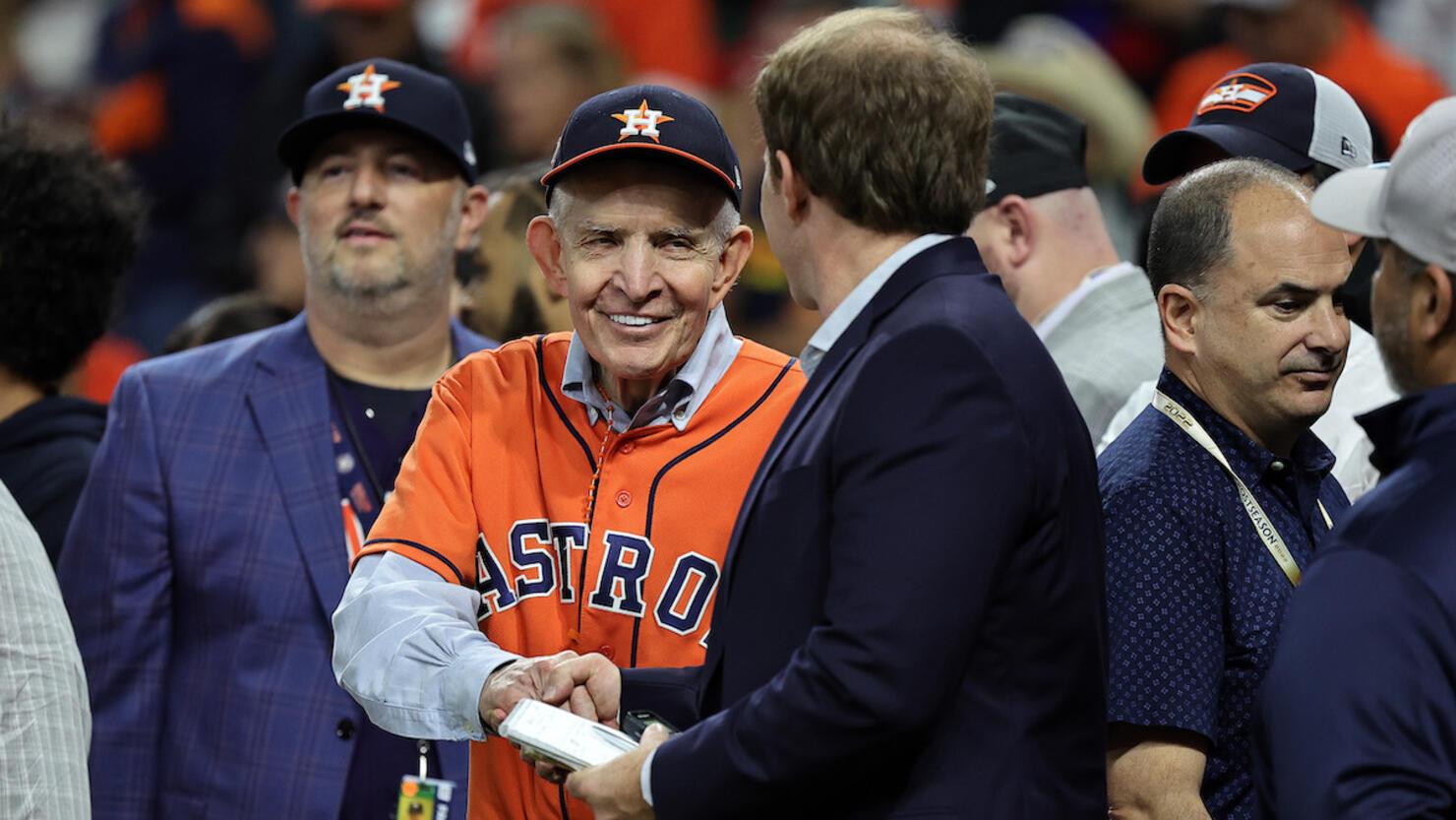 Houston's Mattress Mack Yelled At A Phillies Fan Over The Astros Cheating  Scandal (VIDEO) - Narcity