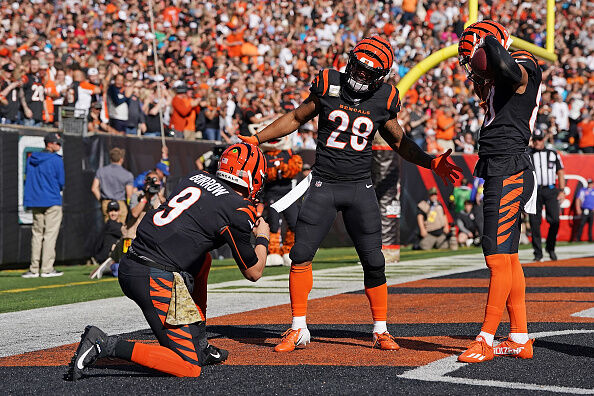 Joe Mixon scores 4 TDs as Bengals take 35-0 lead vs Panthers into half