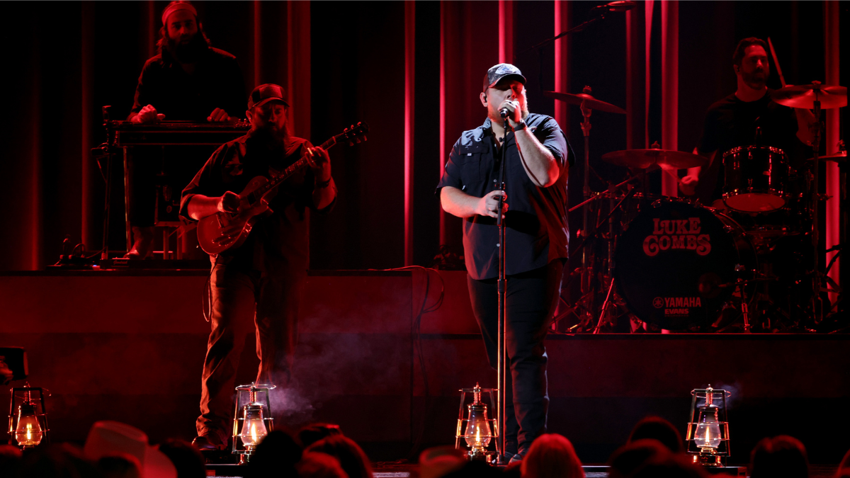 Luke Combs Delivers Smoldering Performance On CMA Awards Stage In