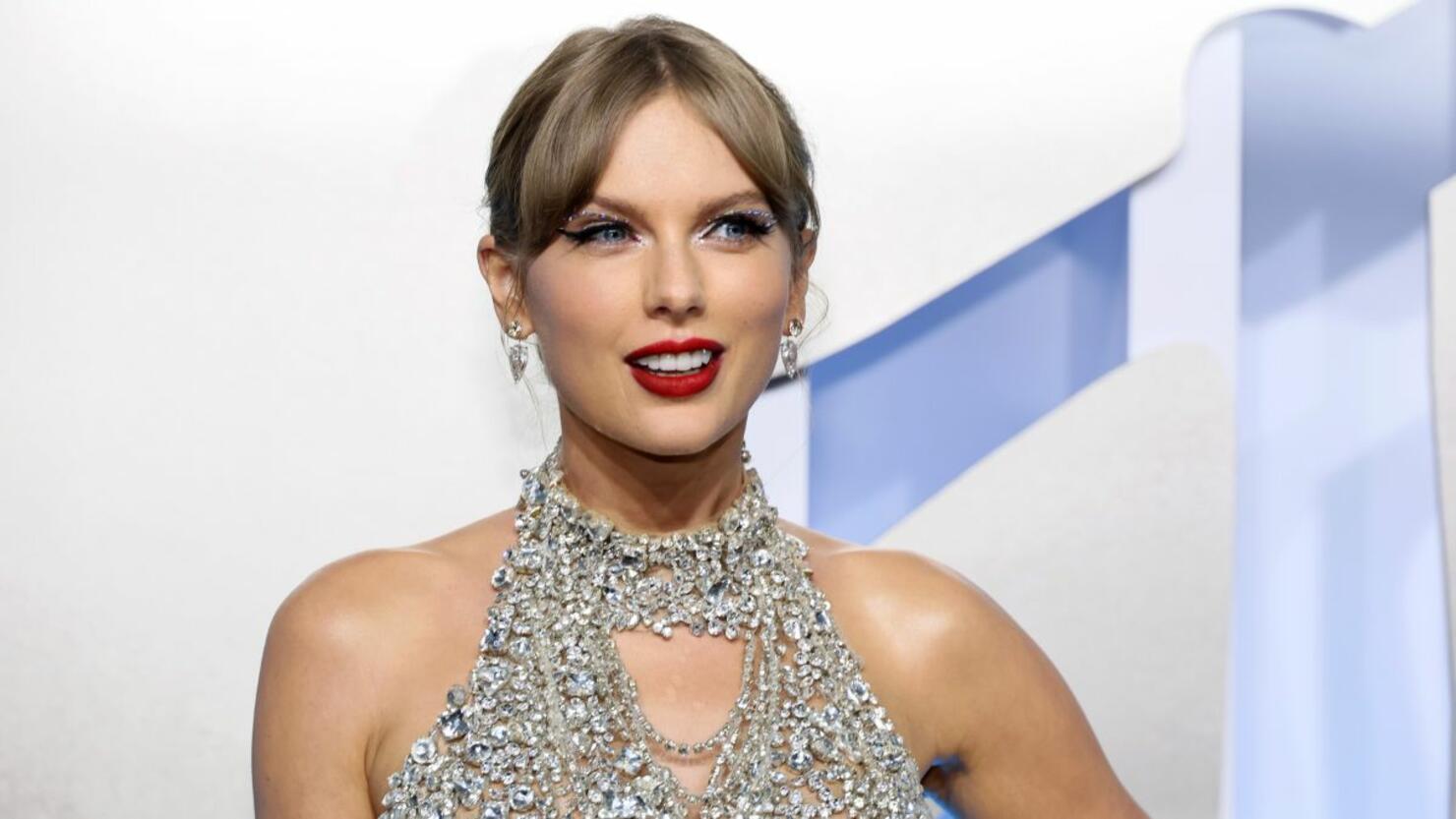 Taylor Swift Receives the 2023 iHeartRadio Innovator Award – NBC Boston
