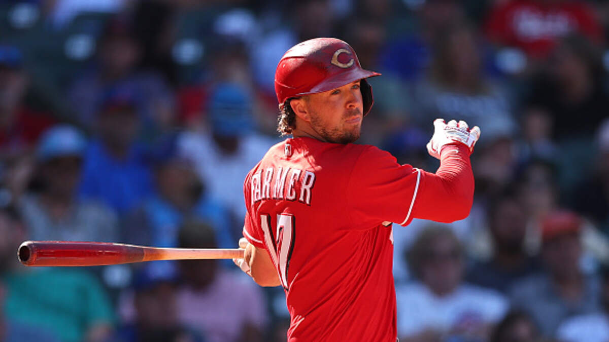 Reds trade infielder Kyle Farmer to Minnesota Twins