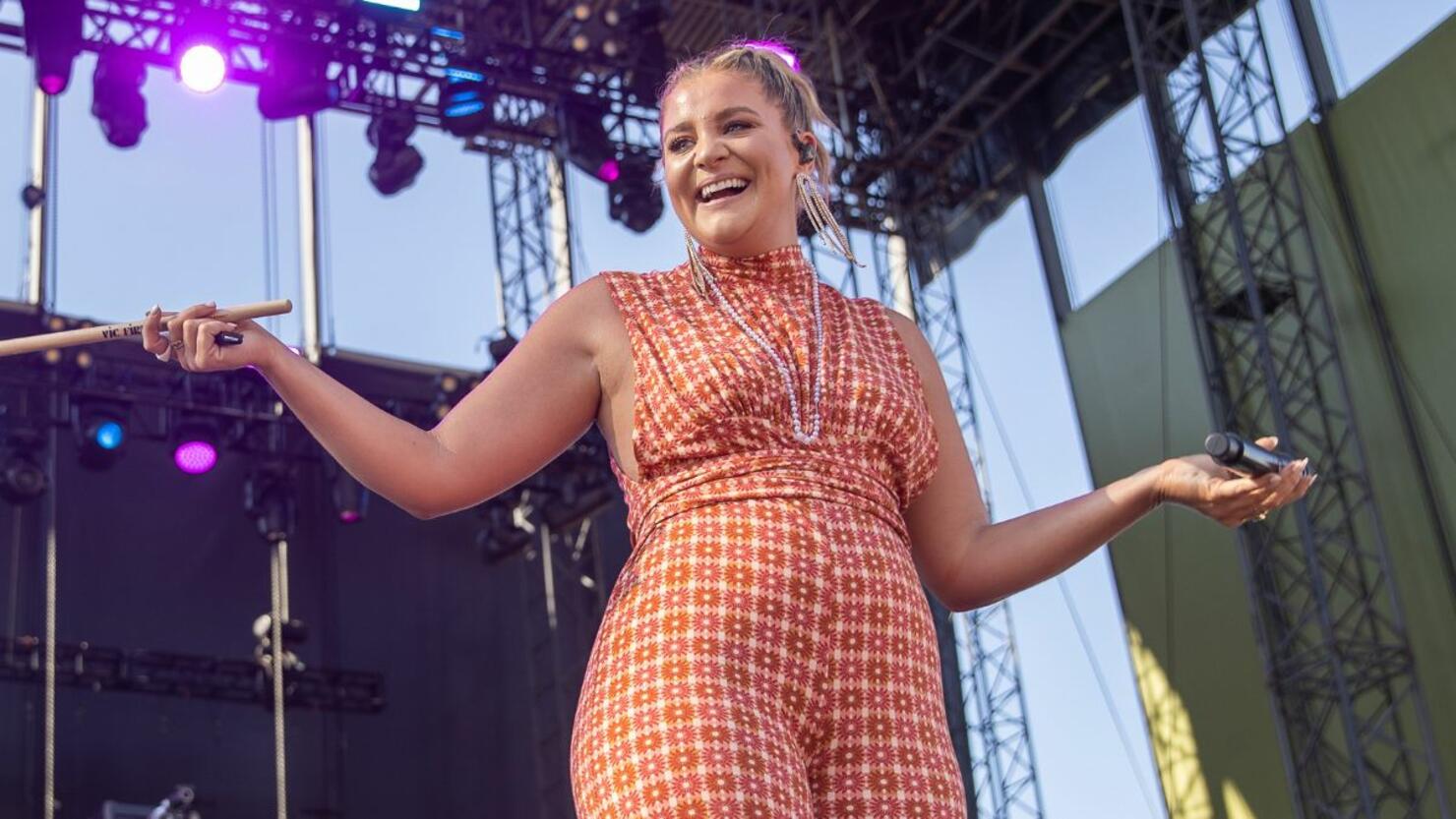 Lauren Alaina Reveals Shes Engaged At The Grand Ole Opry Iheart