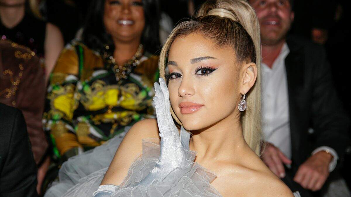 Ariana Grande montre un superbe look vintage pour une annonce passionnante