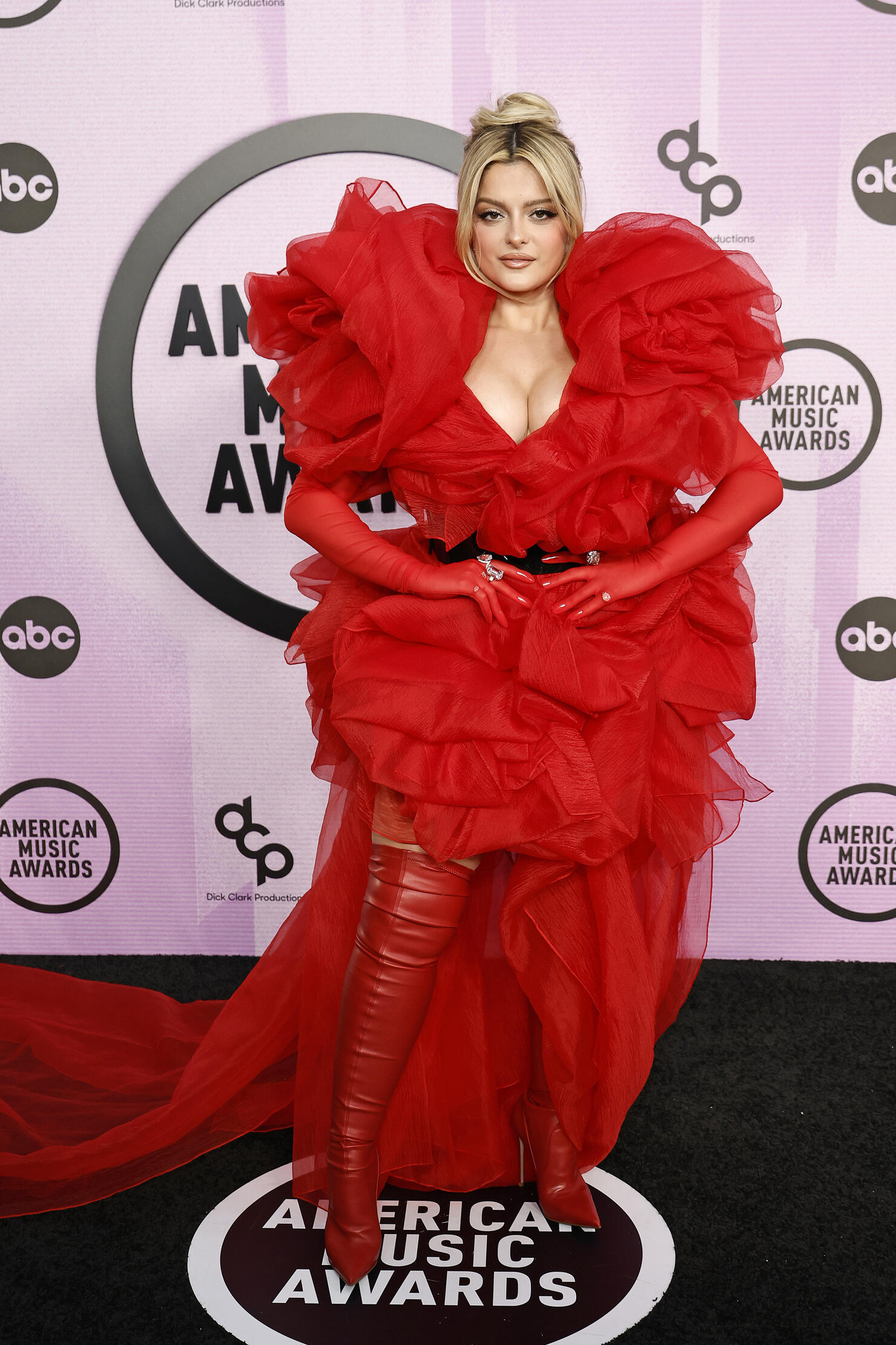 Best Dressed at the 2022 American Music Awards: Red Carpet Photos – SheKnows