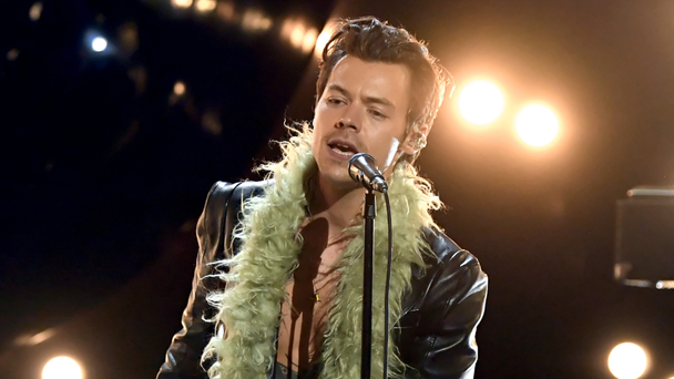 Harry Styles Doesn't Miss A Beat When Fan Invades Stage During Concert