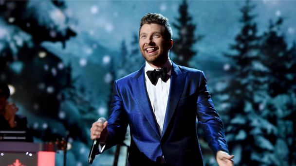 Watch Brett Eldredge Go Ice Skating In Chicago As He Wraps Up Holiday Tour