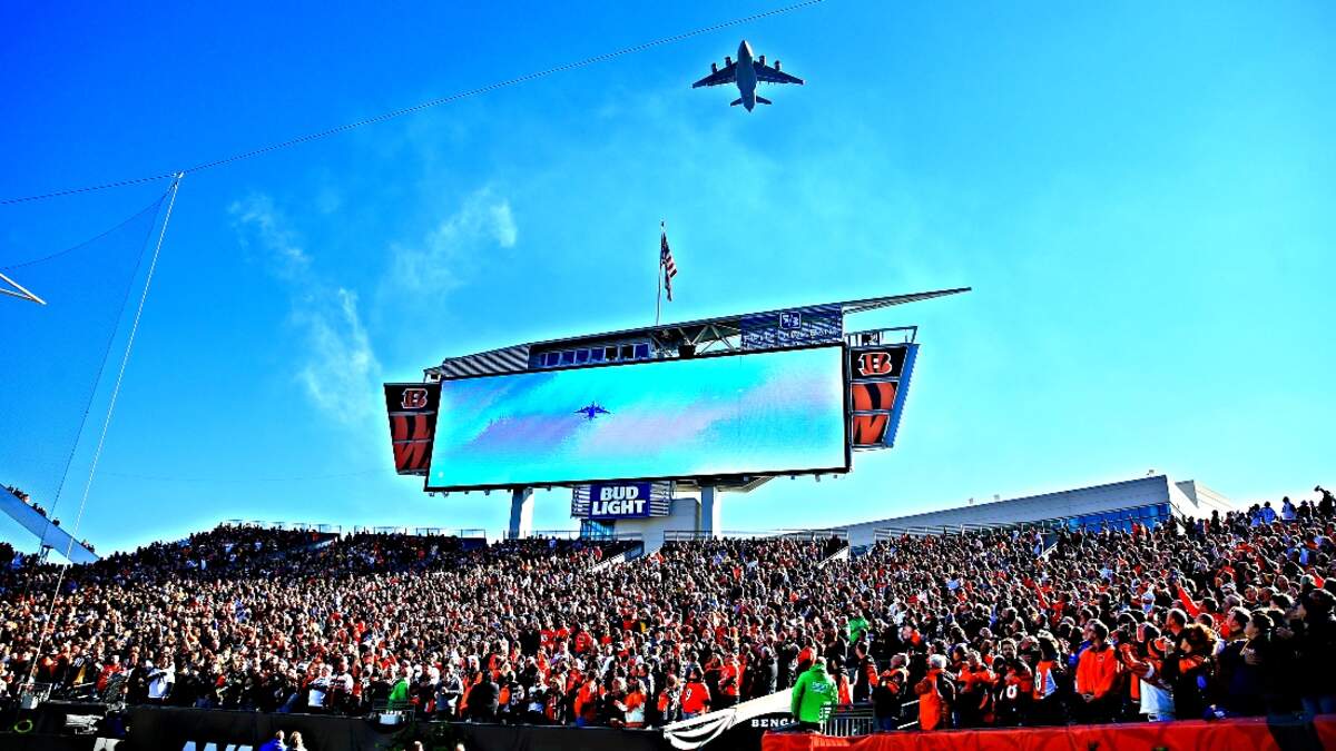 Cincinnati Bengals' Team Plane Makes Emergency Landing at JFK Following  Patriots Win 