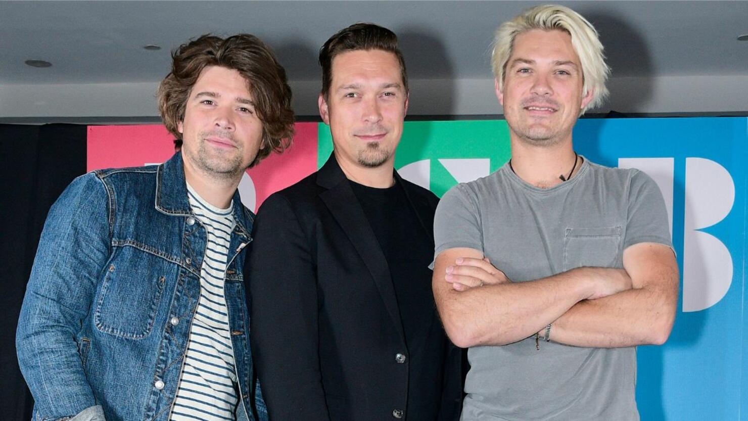 Hanson pose with all 39 members of their family for New Year's Eve