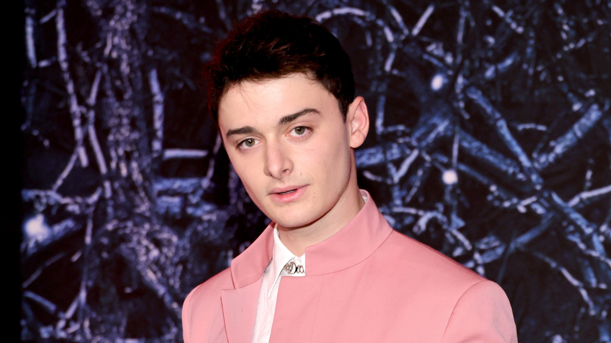 Stranger Things Star Noah Schnapp Seemingly Comes Out As Gay Iheart 8344