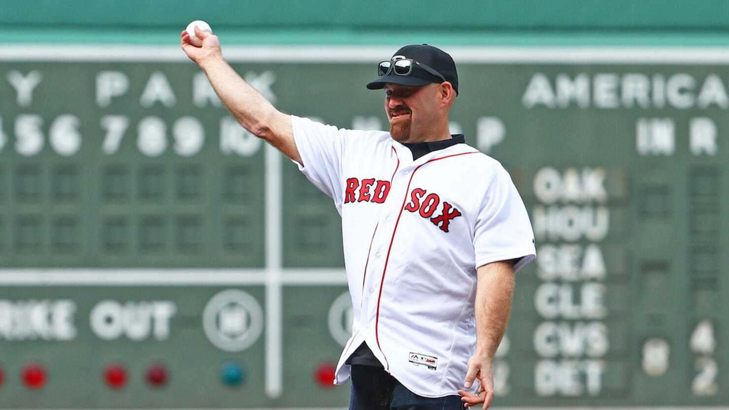 Chicago White Sox acquire Kevin Youkilis from Boston Red Sox