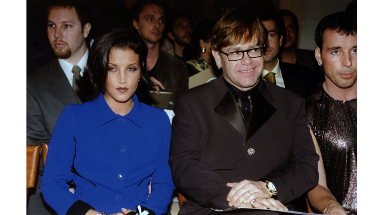 Elton John et Lisa Marie Presley au défilé Versace en 1996