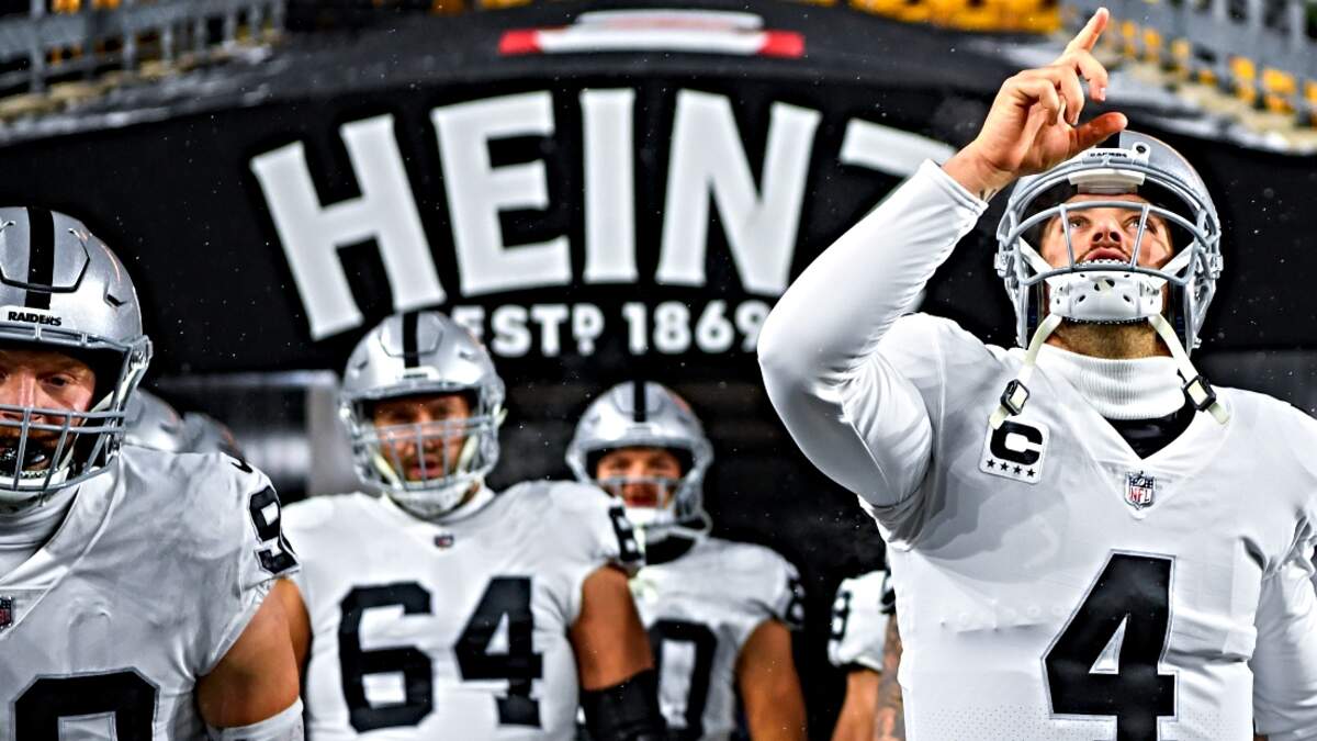 Derek Carr Pens Emotional Goodbye To Raiders After Getting Benched