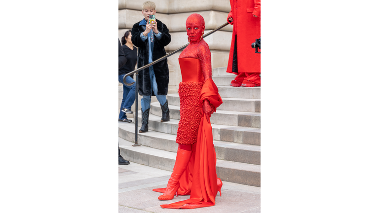 Schiaparelli : Outside Arrivals - Haute Couture Spring Summer 2023