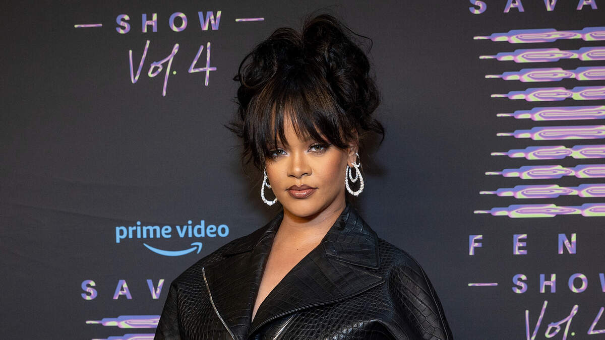 Super Bowl Halftime Betting Odds: Rihanna Umbrella The Favorite To Be First  Song Performed