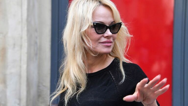 PAMELA-ANDERSON-FRA-FERIA-NIMES