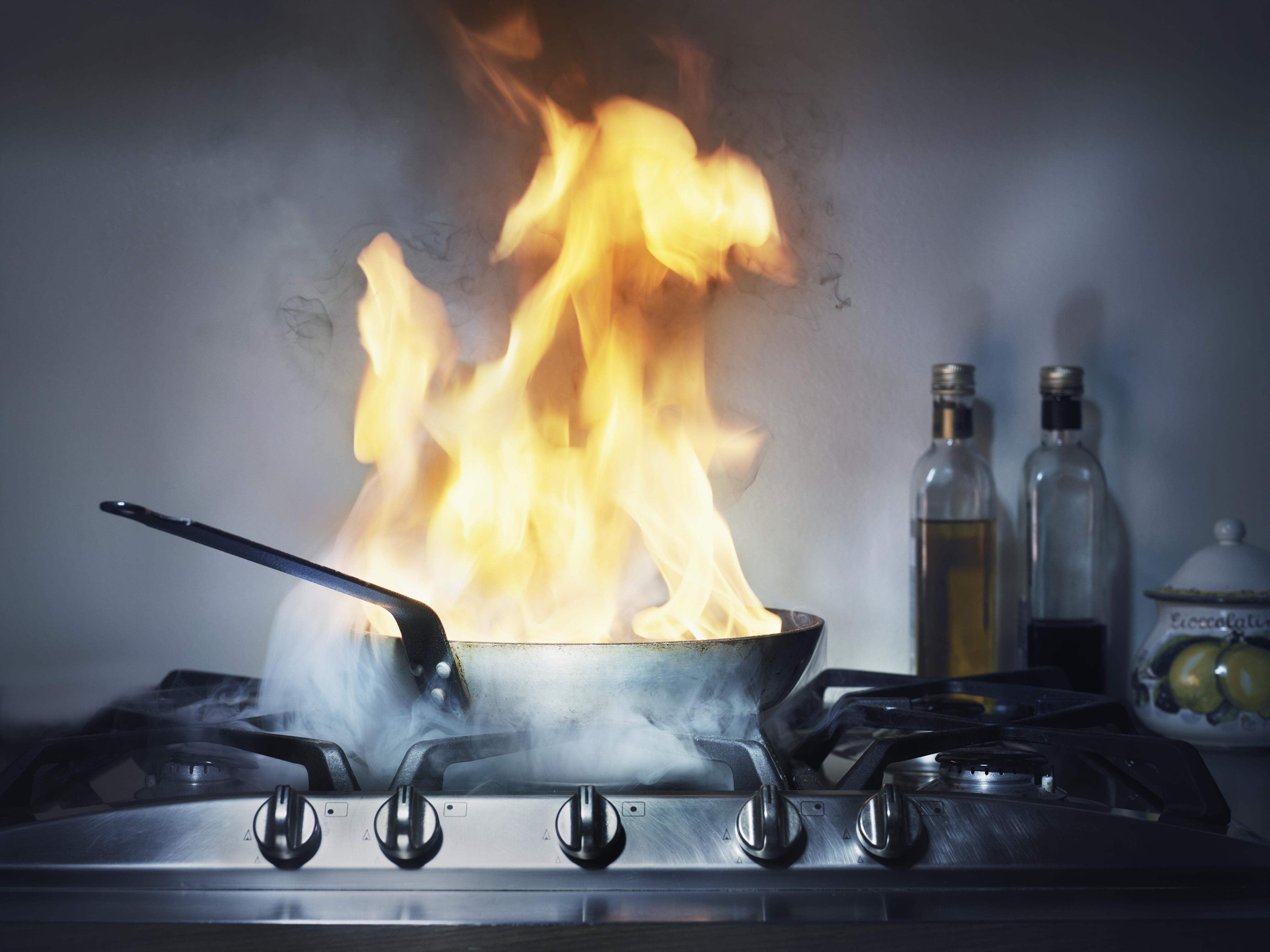 Загорелось масло на сковороде. Сковородка горит. Горячий огонь. Сковорода на огне. Горящая плита.