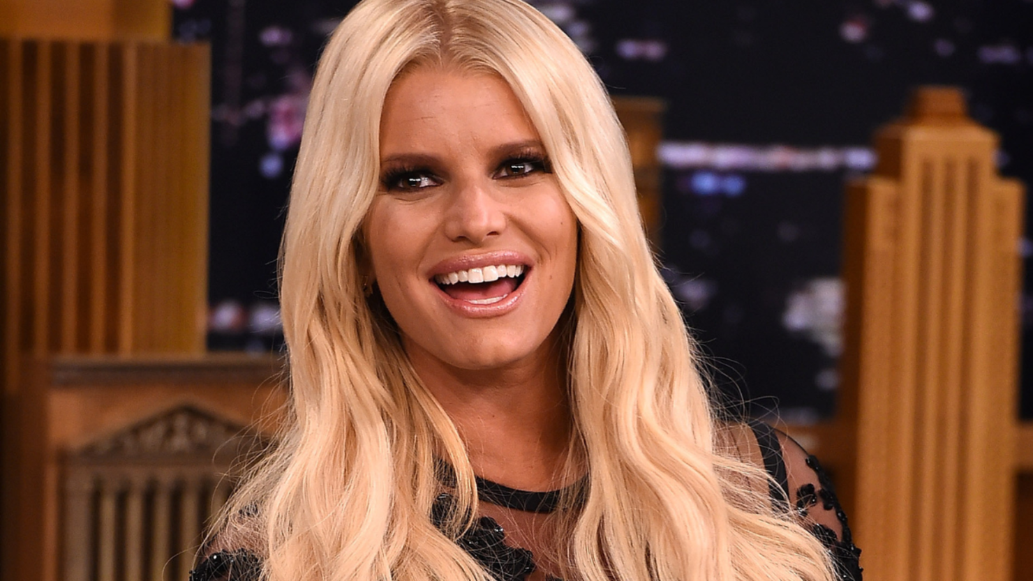 21 августа звезды. Jessica Simpson фото с микрофоном. Эбби симпсон сейчас.