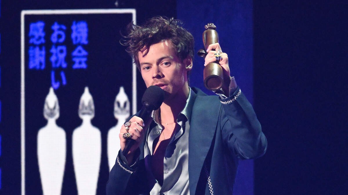 Watch Harry Styles Thank One Direction During BRIT Acceptance Speech