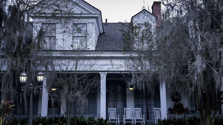 Ghost Child Photographed at Notoriously Haunted Plantation in Louisiana?