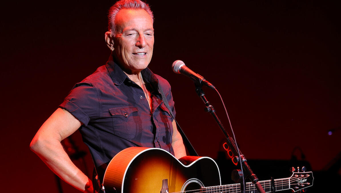 Watch Bruce Springsteen Help Couple Get Engaged During Wembley Show