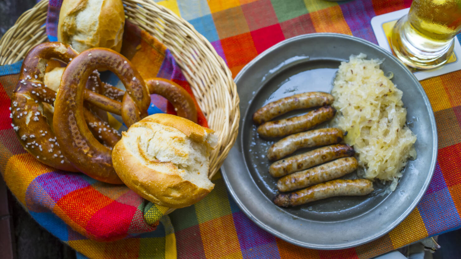 Nuremberg grilled sausages: Bratwurst and Sauerkraut