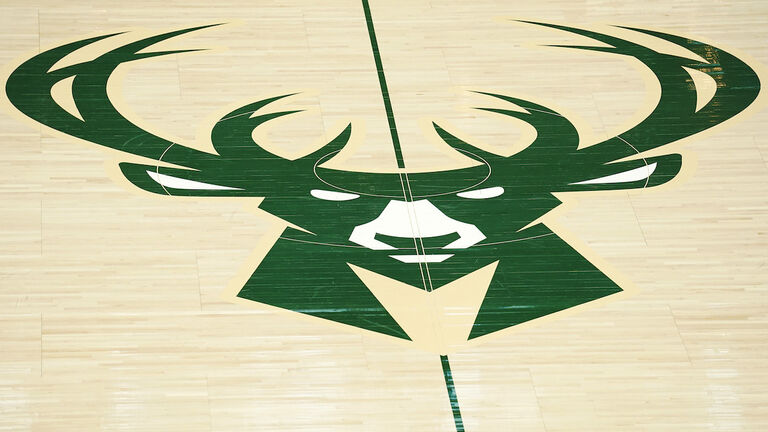 Phoenix Suns v Milwaukee Bucks