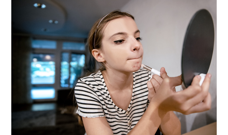 Teen Girl Cover Up Acne Scars With Makeup