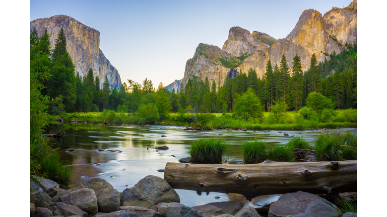 USA, California, Valley view at Yosemite National Park with El Capitan and Bridalveil Falls behind Merced River