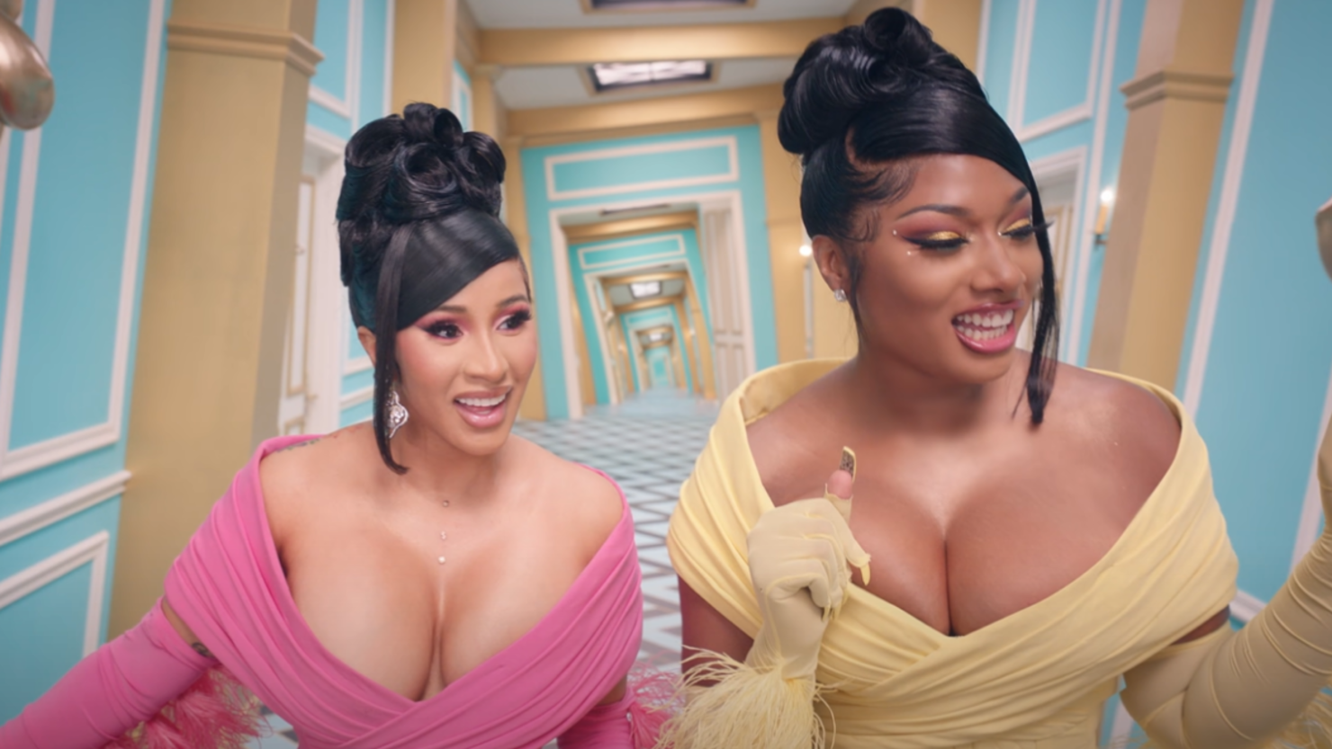 Cardi b megan stallion. Карди би и Megan Thee Stallion. Megan the Stallion Cardi b. Cardi b Megan Thee. Cardi b Kiss.